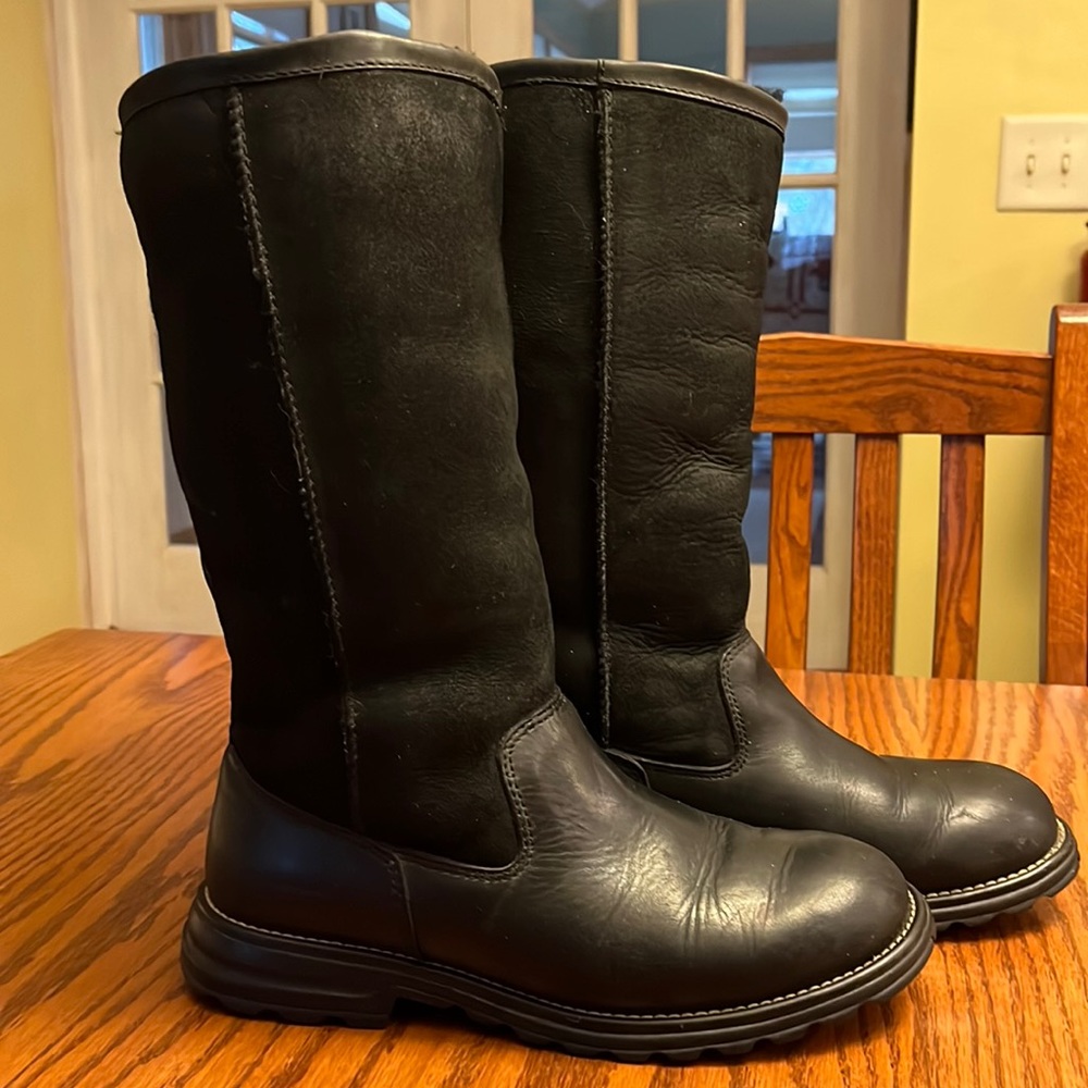 Black leather/suede upper Ugg boot size 9.